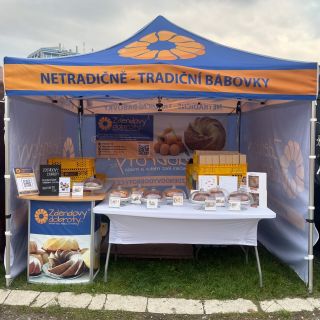 Máme tu polovinu října a podzimní počasí o sobě dává vědět plnými doušky. Někdo se zahřívá různorodými nápoji, já pečením...